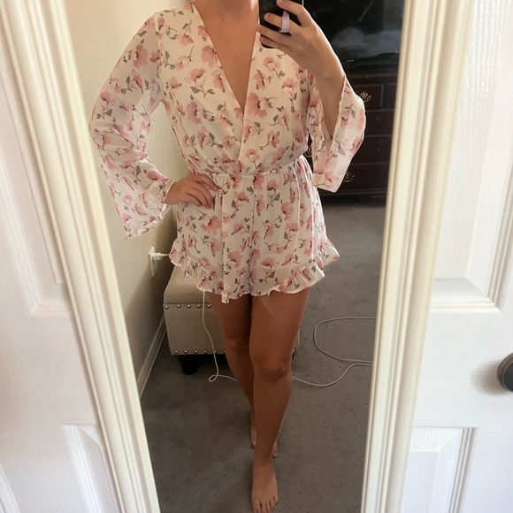 Neutral colored Floral Romper - Picture 3 of 16